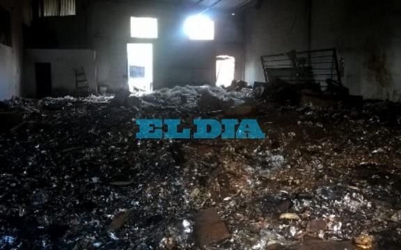 Un incendio causó pérdidas totales en un depósito de cigarrillos de El Pato