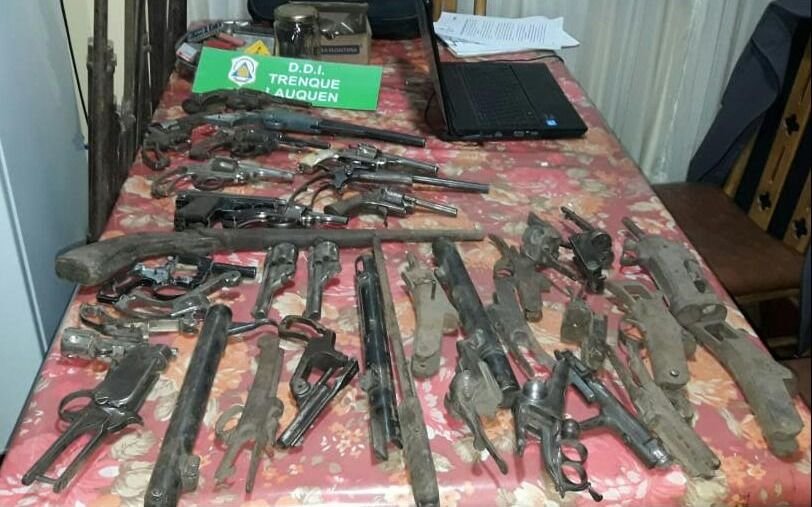 Un jubilado de 87 años detenido con un arsenal en su poder: 12 revólveres y 28 armas largas