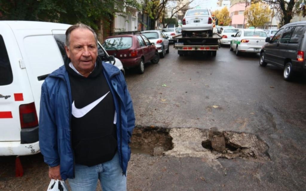 Por el tamaño de los pozos en las calles de la Ciudad ya hay autos que quedan “atrapados”