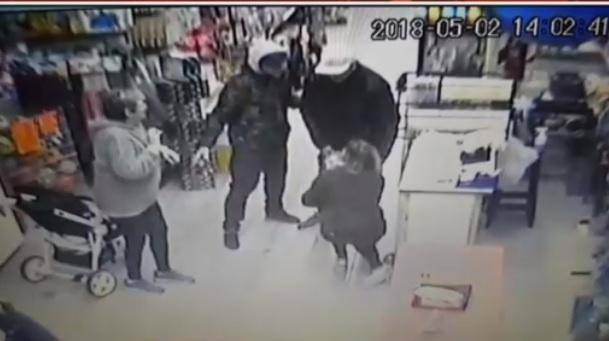 Vinculan a tres convictos con el asalto en el que encañonaron a un bebé