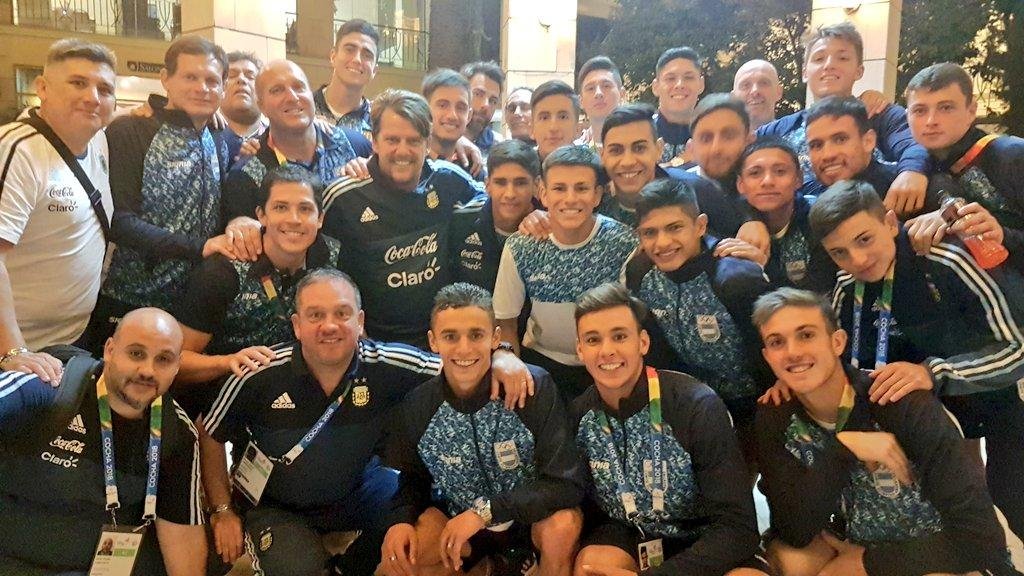 Tras la victoria todo el plantel albiceleste fue a visitar al técnico Desio