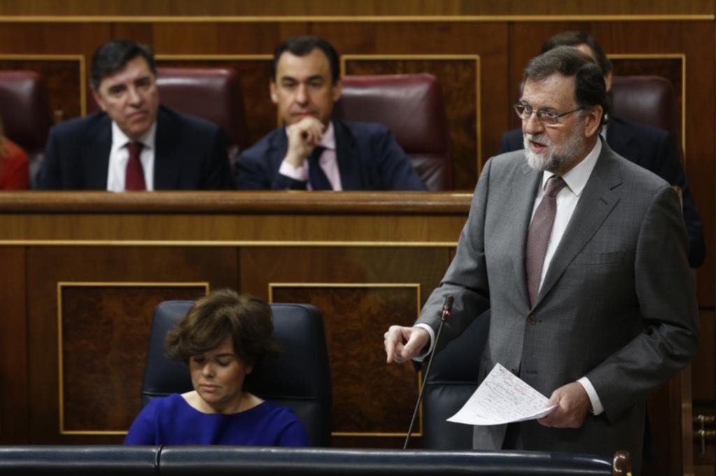 Un debilitado Rajoy promete no presentar su renuncia