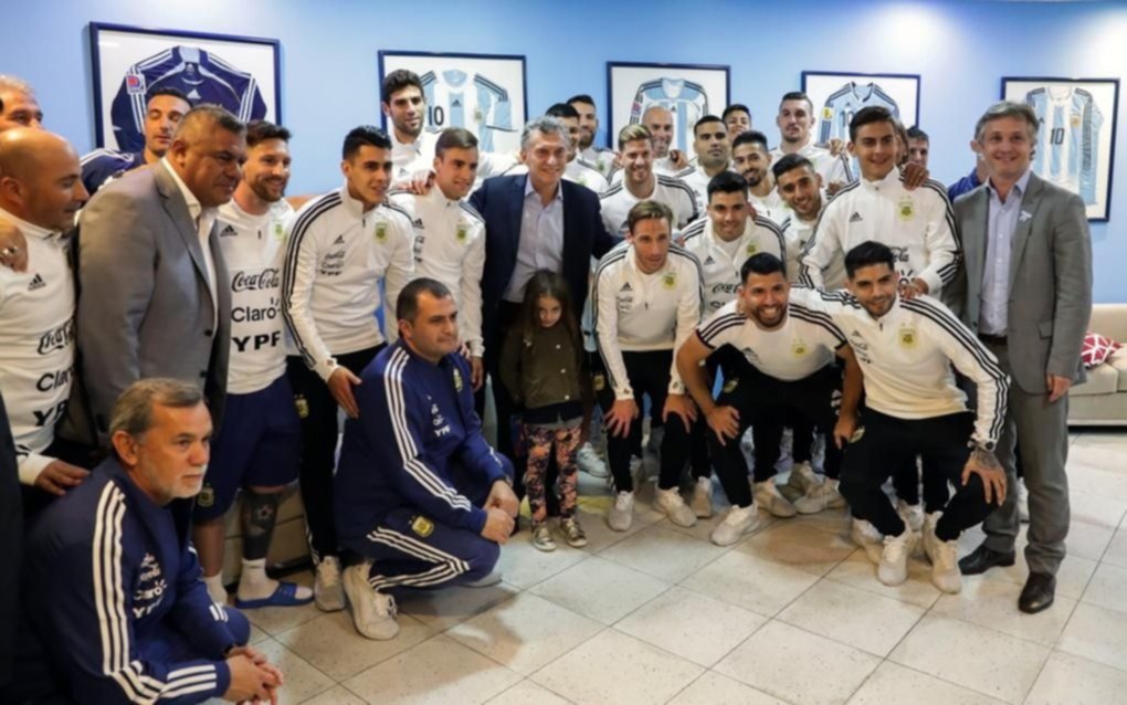 El sueño de campeón de todo un país viajó anoche con la Selección Nacional