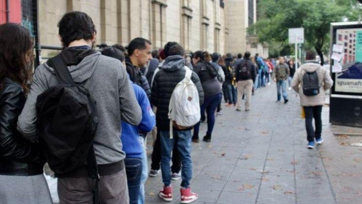 Largas filas para asistir al primer día de la “Expo Empleo Joven” en la Rural