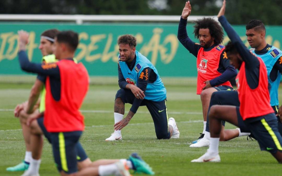 Tiembla Brasil: en una práctica Neymar sintió dolores en el pie operado