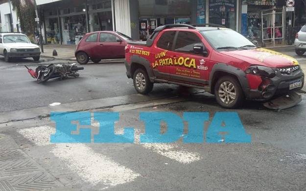 Fuerte choque entre una camioneta  y una moto en 12 y 63