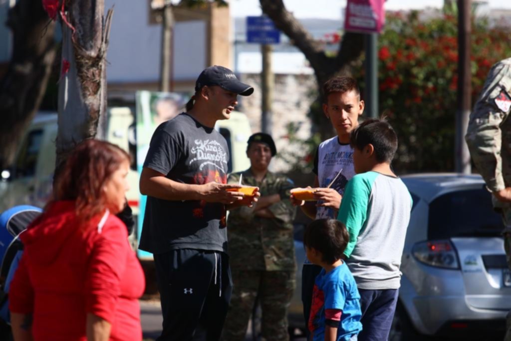 En Los Hornos hicieron una comida comunitaria para festejar el Día del Trabajador