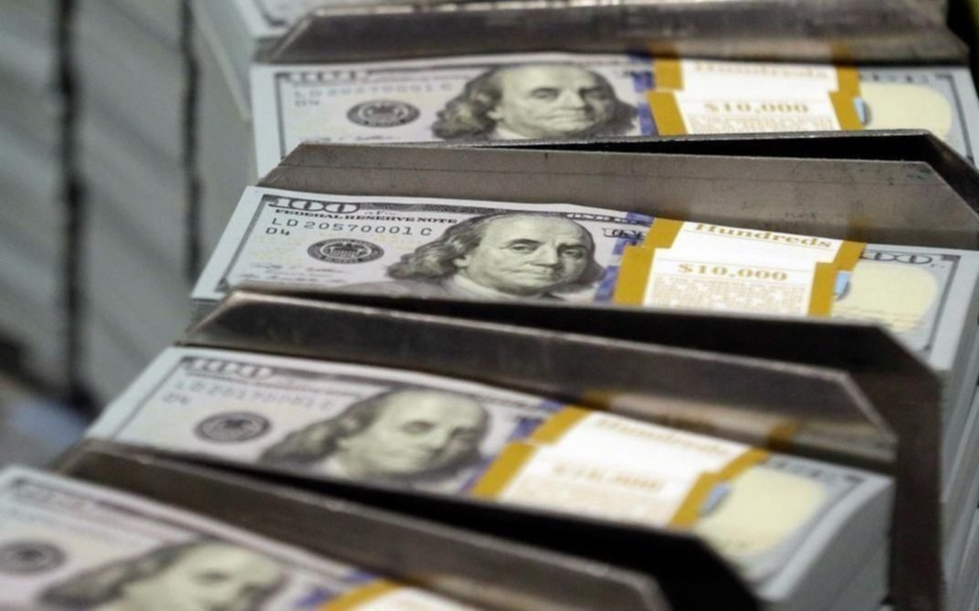 El dólar, otra vez en alza, cerró a $45,80 para la venta en el Banco Central