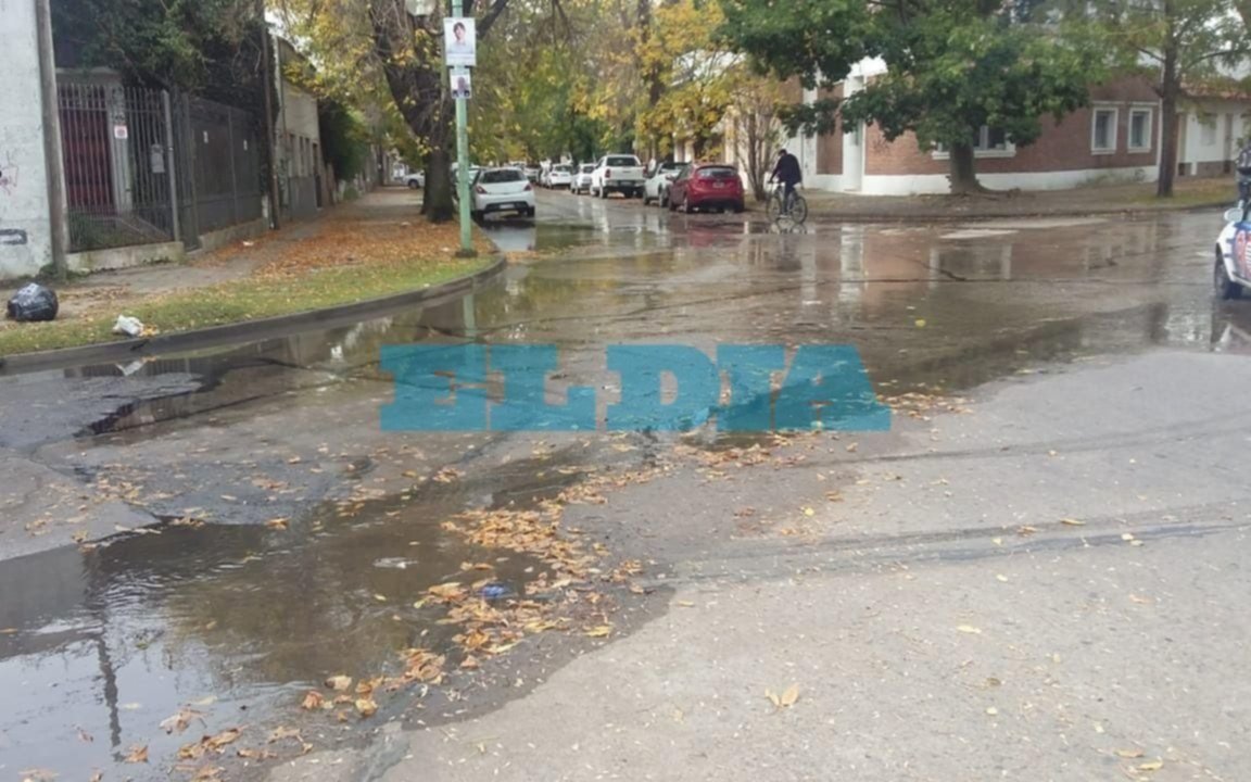Denuncian que se formó una "pileta"  frente a consultorios externos del Niño