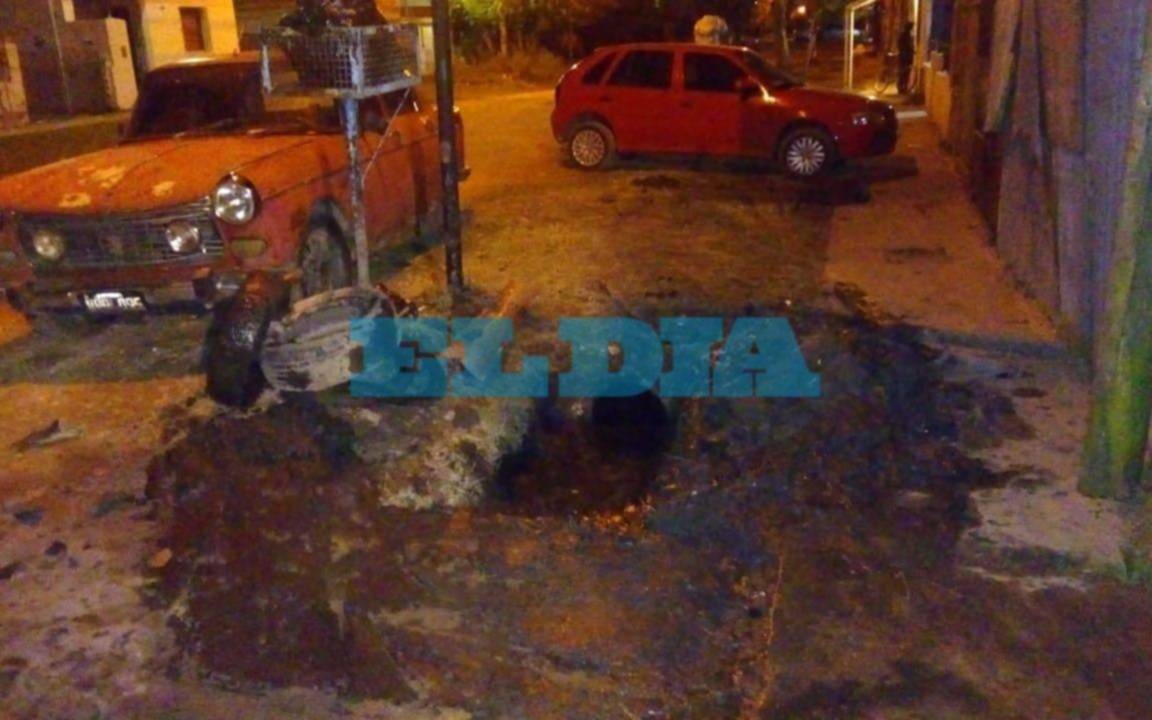 Cansados de la falta de respuesta, vecinos limpian caños de desagüe