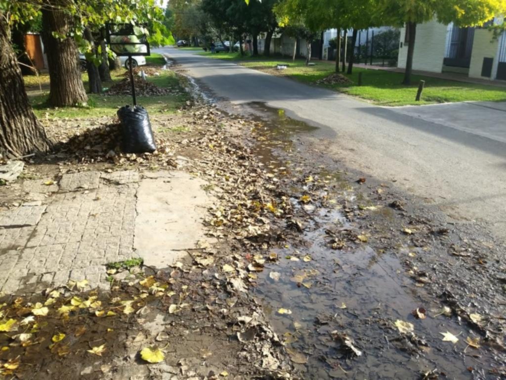 Reparación inconclusa de una cañería rota en Gonnet
