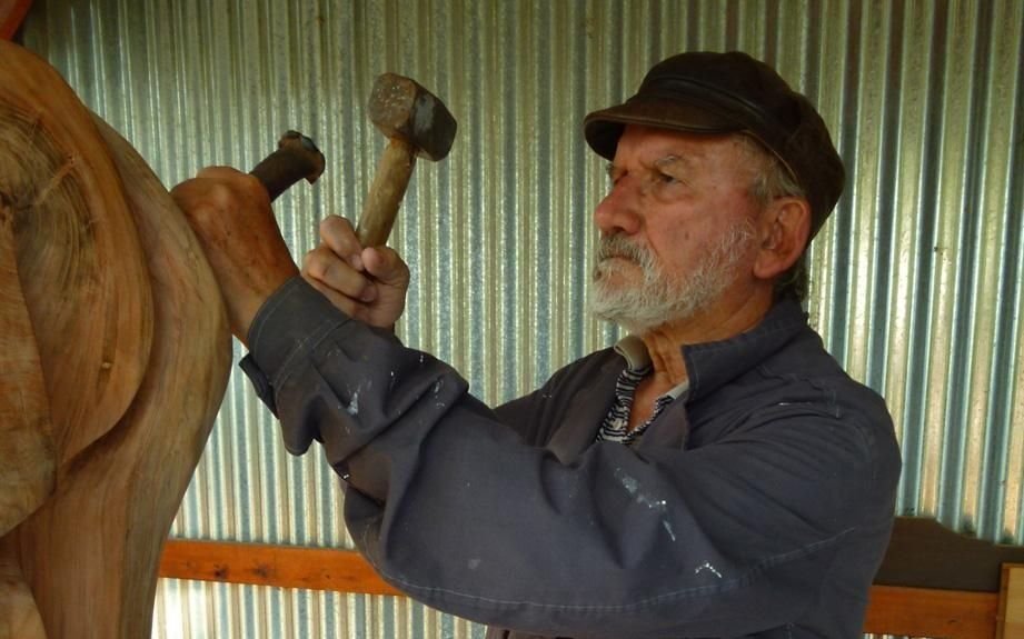 A los 80 se recibe y es un ejemplo de artista plástico