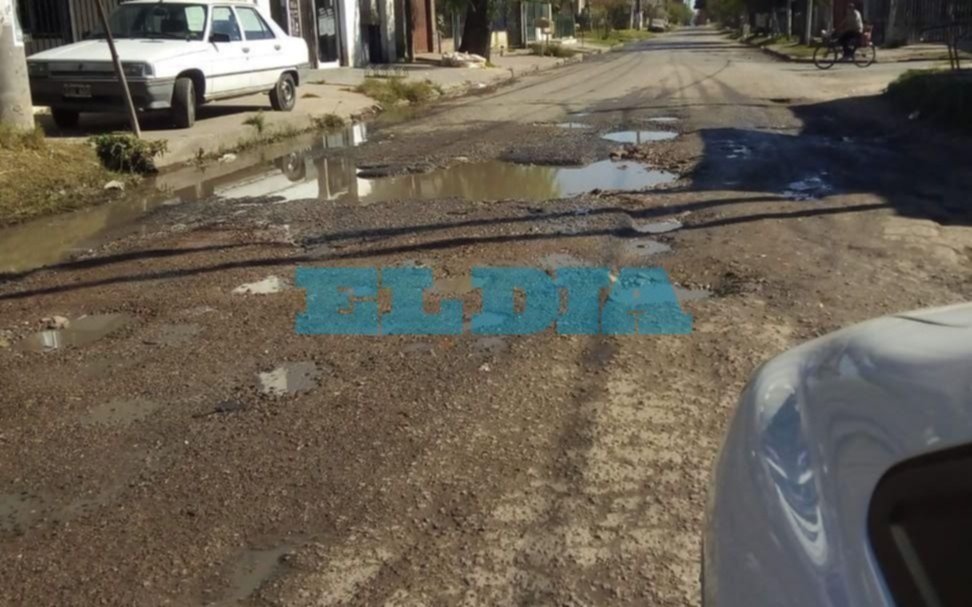Calle en mal estado en Berisso: llena de pozos, es muy difícil transitarla