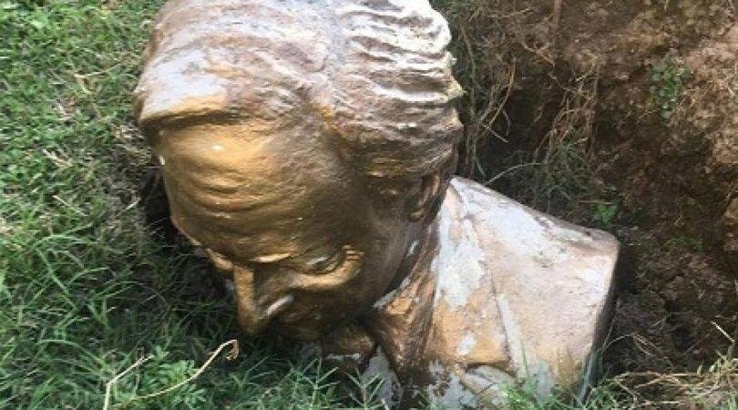 Vandalizaron un busto de Néstor Kirchner en la localidad de Roque Pérez