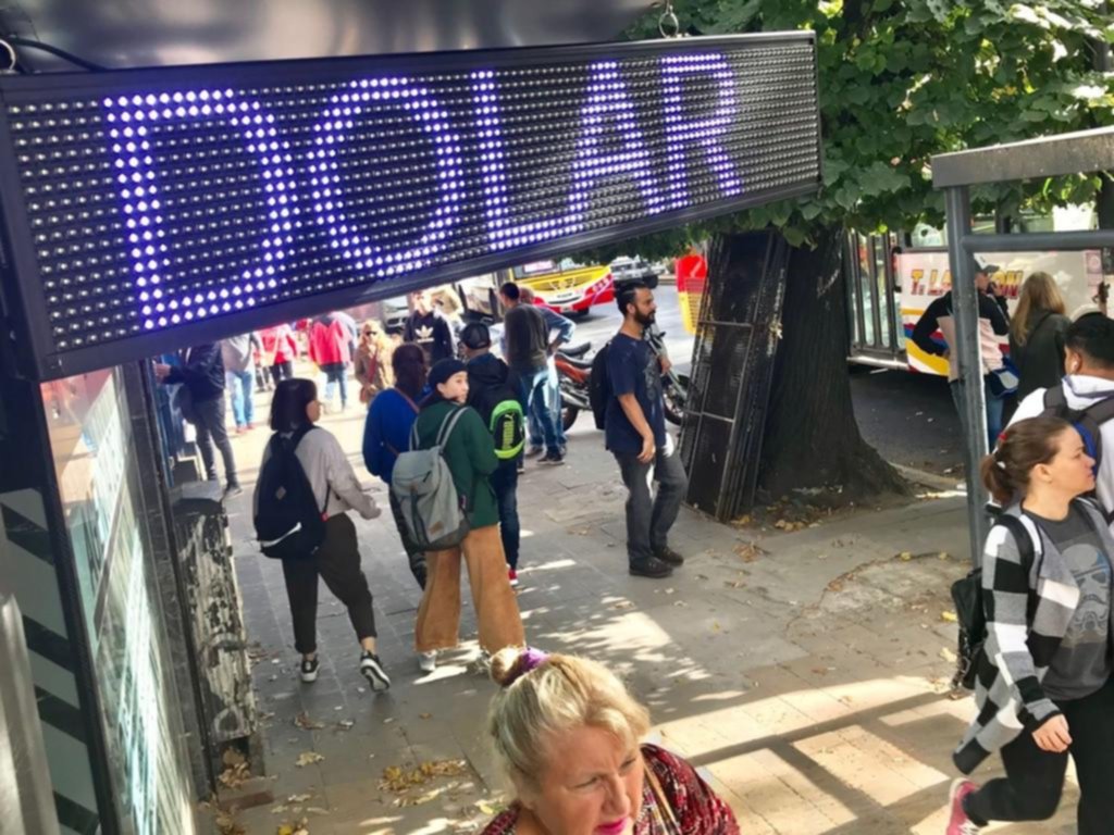 El dólar retrocedió casi 3% en una semana y cerró en 45,55 pesos