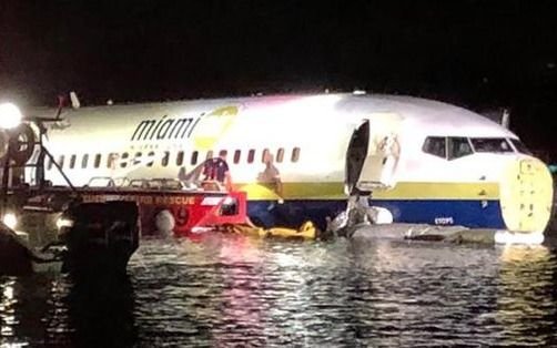 Un Boeing 737 despista y cae en un río de Florida, sin heridos graves
