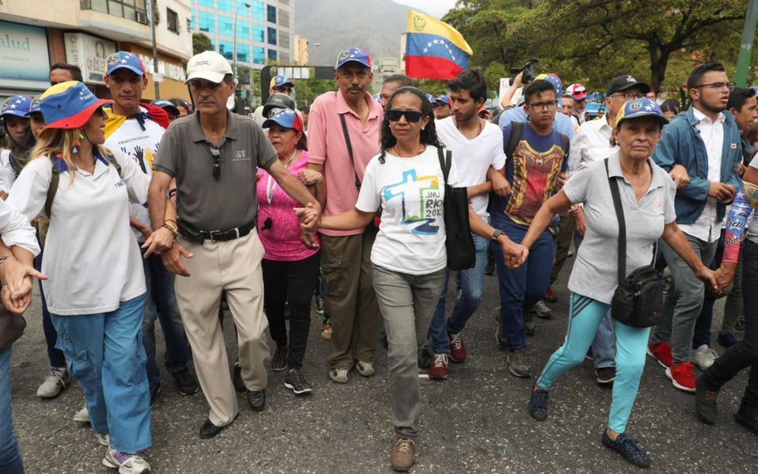 Marcharon en Venezuela para exigirles a militares que cesen el apoyo a Maduro