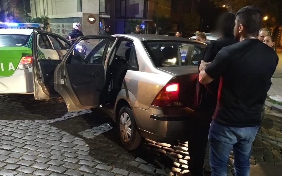 Tras una discusión, atropelló con el auto a su pareja en pleno centro platense 