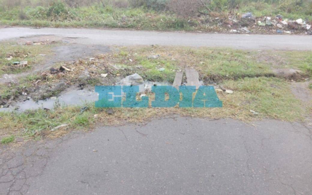 Esquina "intransitable" por basura y agua