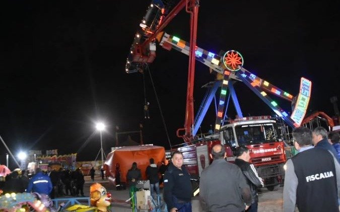 Rescatan a 36 personas atrapadas en un juego mecánico en un parque de diversiones