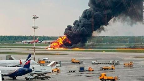 Un avión ruso se incendió en vuelo, aterrizó de emergencia y murieron 41 personas