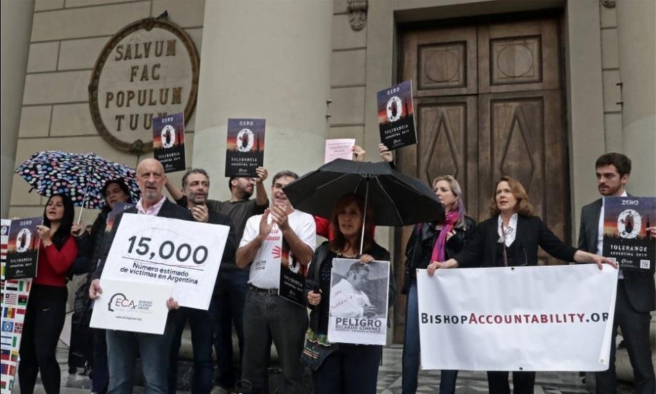 Víctimas de curas abusadores se manifestaron frente a la catedral de Buenos Aires