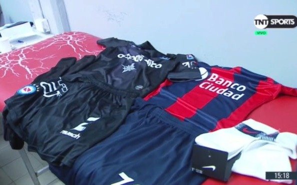 Increíble: por las camisetas, San Lorenzo-Argentinos se demoró una hora