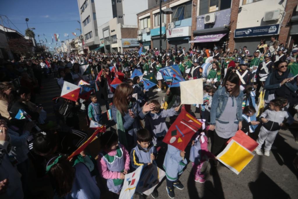 Un colorido desfile cerró en Ensenada los festejos