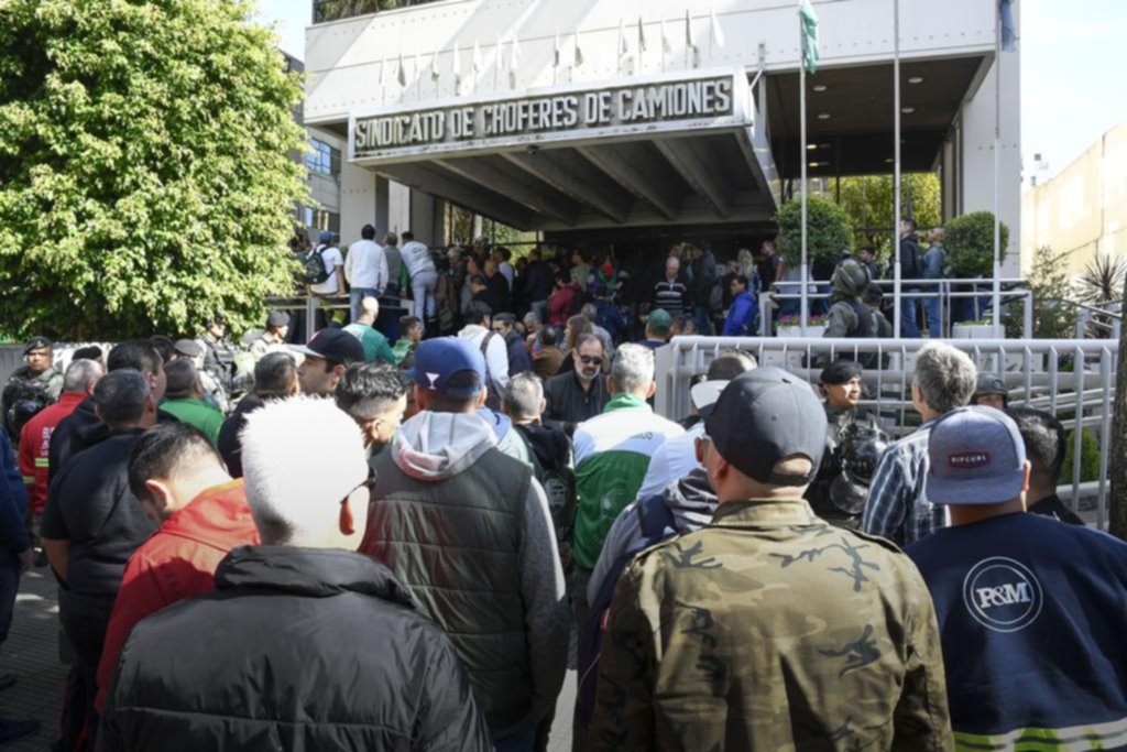 Largo y tenso allanamiento al gremio de los Camioneros, con amenazas de los Moyano