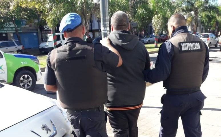 Le fracturó la muñeca con un palo después de una discusión de tránsito