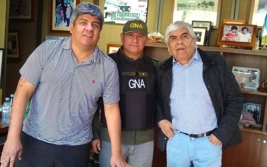 Pasan a disponibilidad al gendarme que se se sacó una foto con Moyano en pleno allanamiento