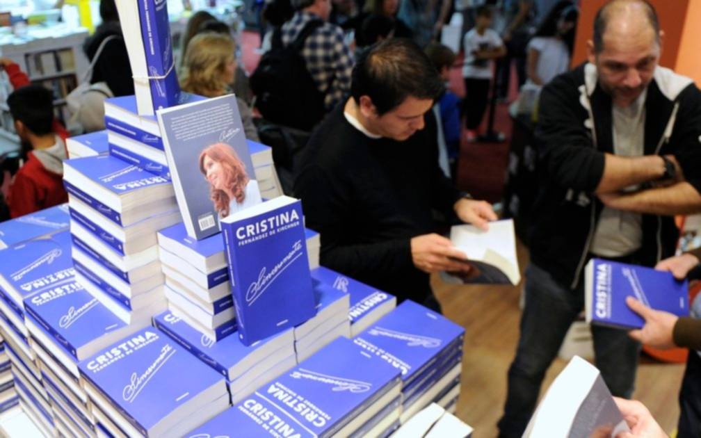 Ante la convocatoria, suman pantallas gigantes a la presentación del libro de Cristina