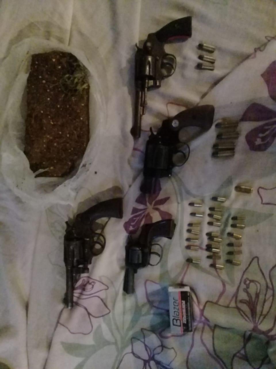 Encontraron cinco armas y un ladrillo de marihuana en un local partidario