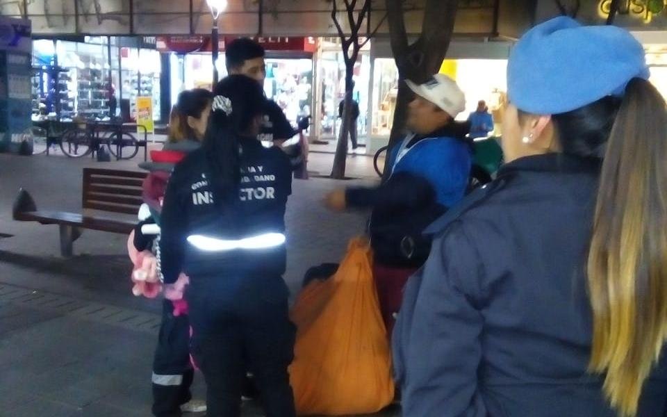 Retoman los operativos contra la venta callejera en el microcentro
