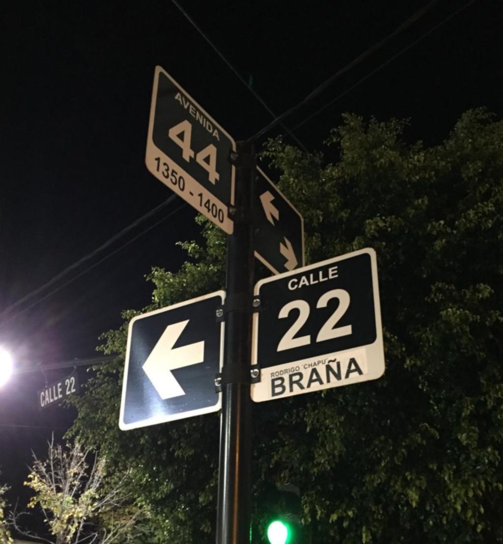 Los hinchas transformaron un tramo de la 22 en la “calle Braña”