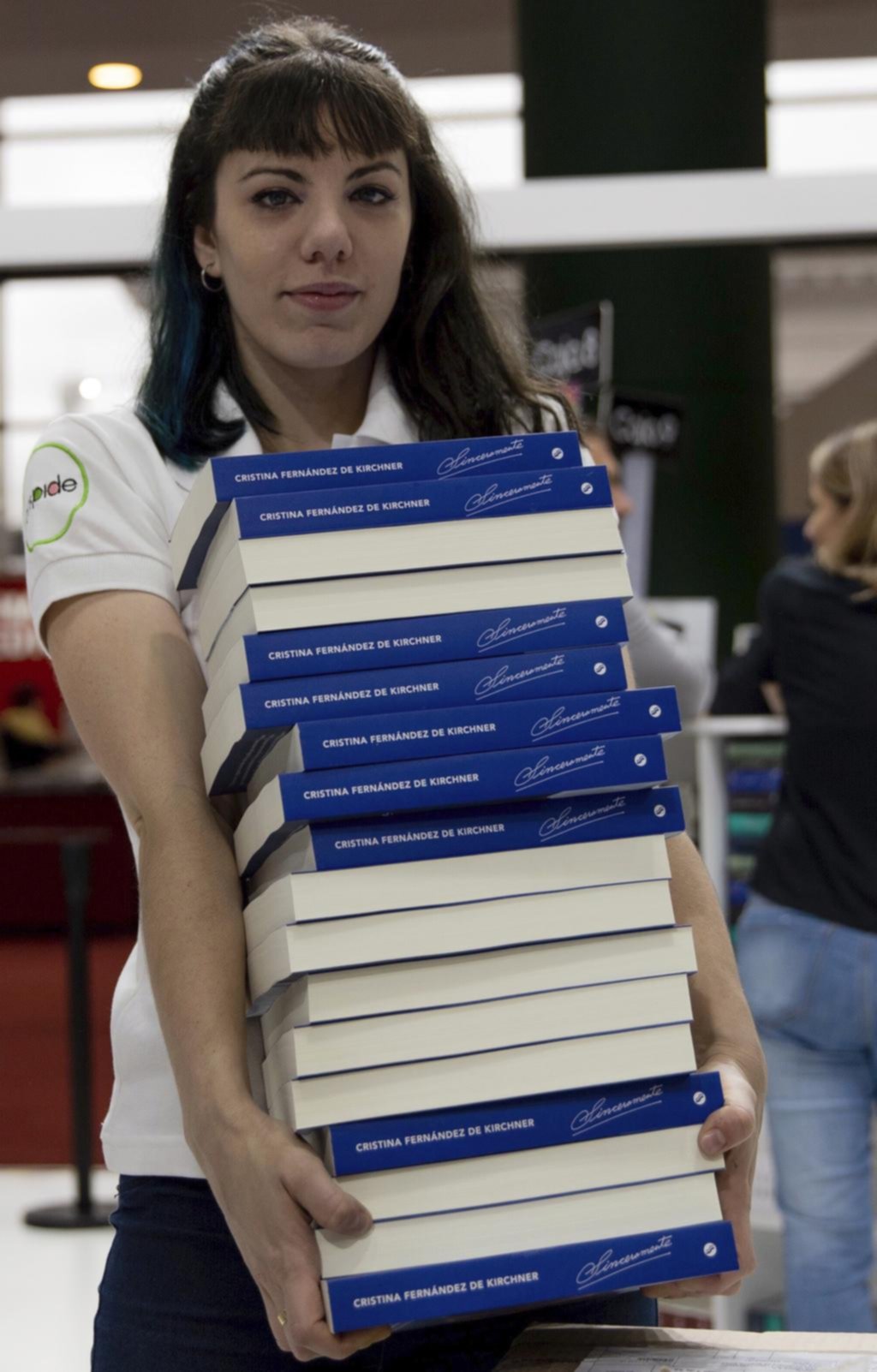 Cortes de calle y pantalla gigante en la presentación del libro de Cristina en La Rural