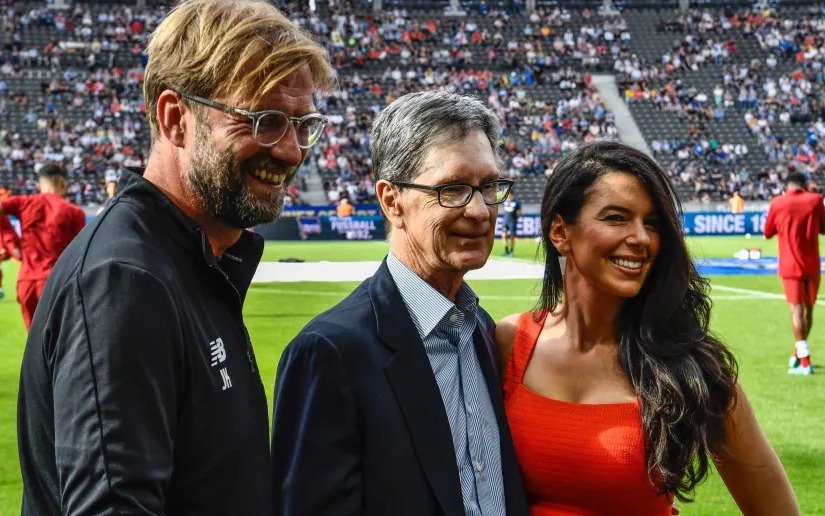 El festejo del dueño del Liverpool incluyó un saludo y un festejo muy especial