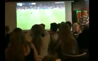 Bajón: Hinchas del Ajax hacían la cuenta regresiva para el final pero de golpe apareció Moura