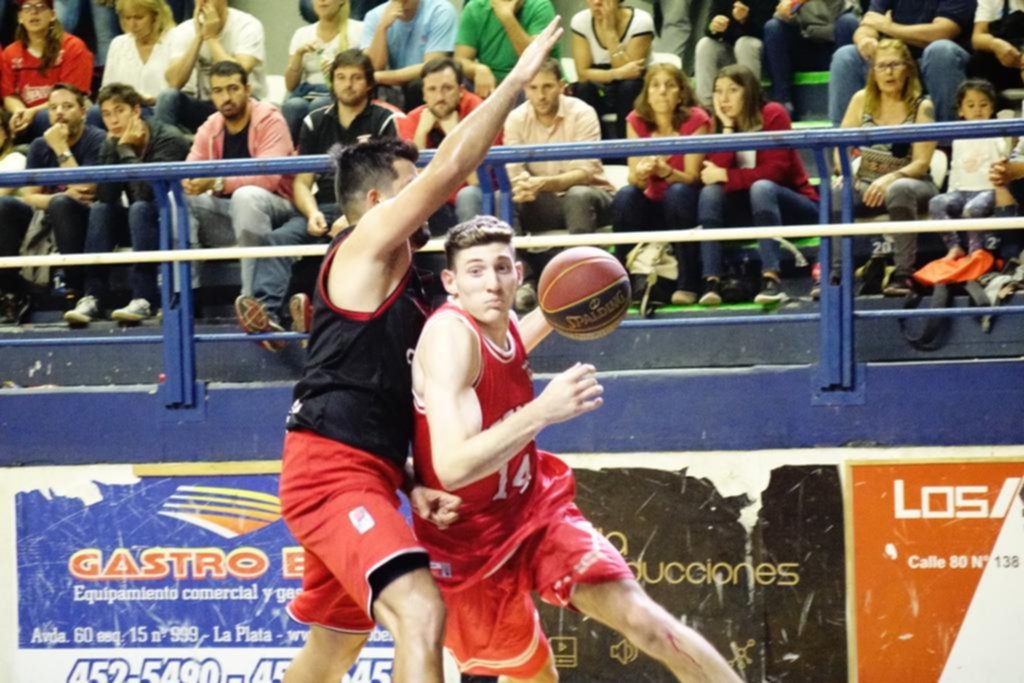 Atenas manda en soledad tras vencer a la “R”