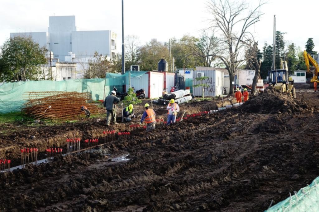 Pese a los reparos, la construcción del paso bajo nivel acelera su ritmo en 1 y 32
