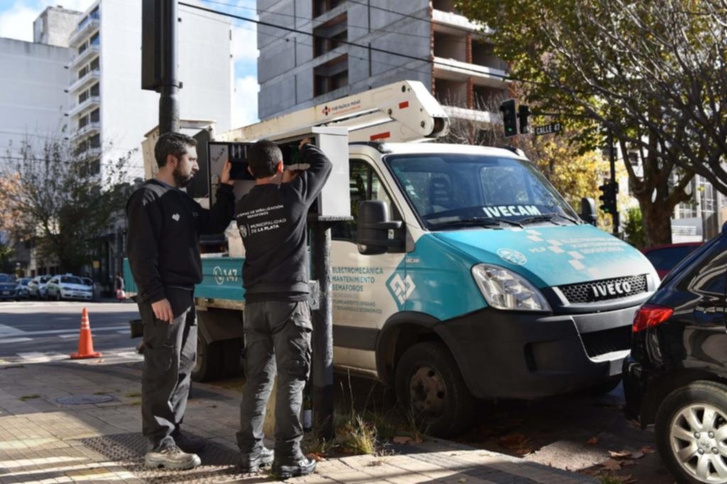 Instalan controladores en semáforos para ajustar la coordinación y la “onda verde”