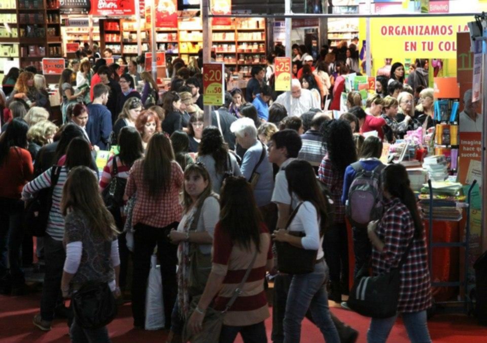 Promos y mesas de saldos, el clásico de una Feria del Libro signada por la crisis