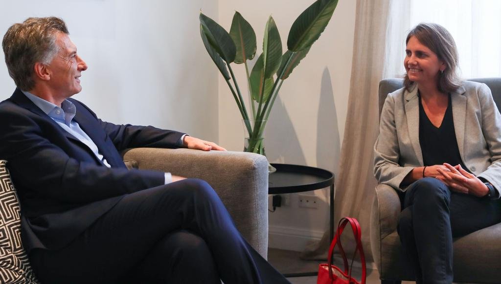 Macri con la científica que ganó concurso en TV