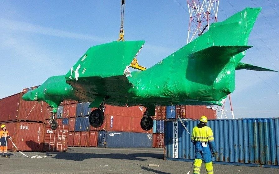 Descargan en puerto de Bahía Blanca cinco aviones de combate comprados a Francia