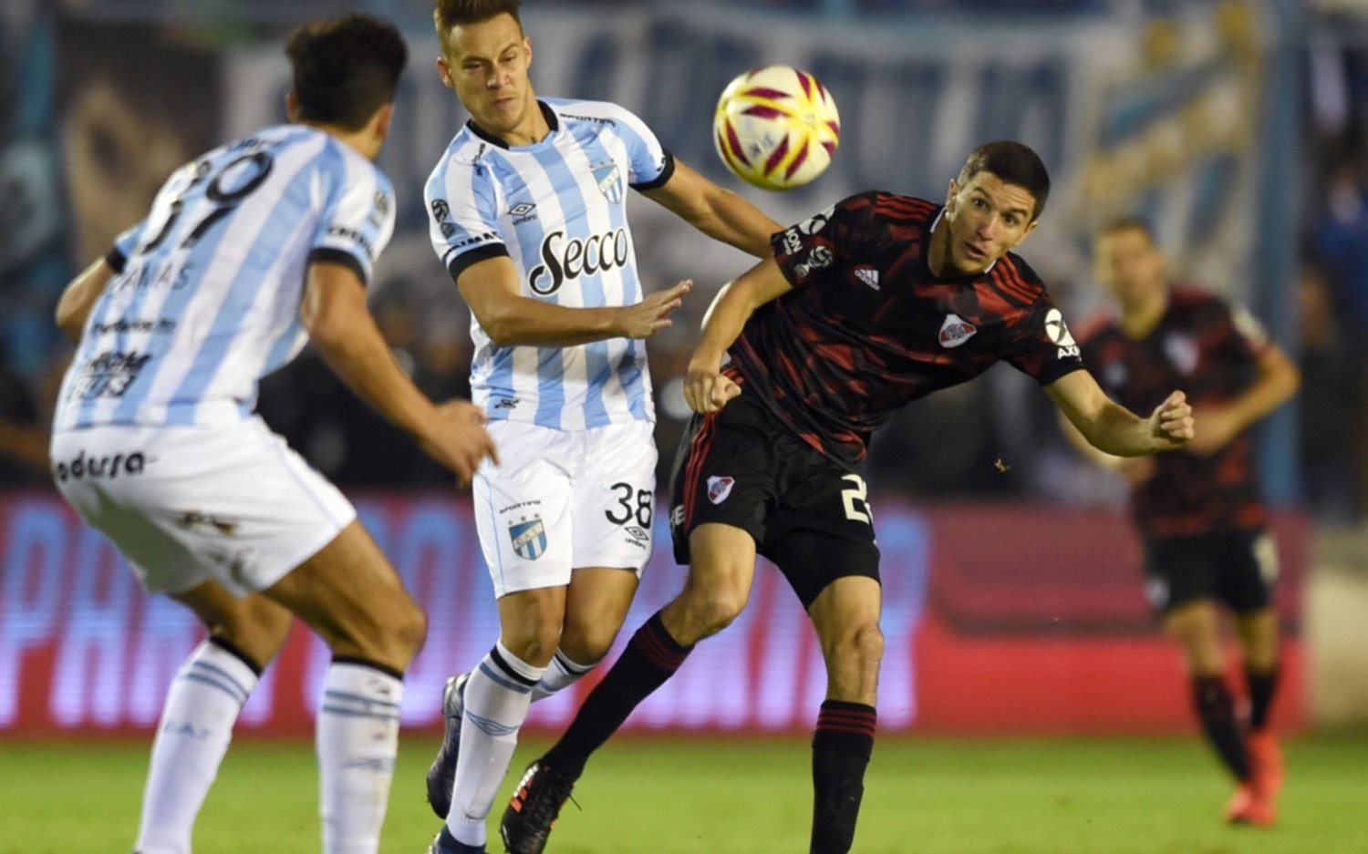 Duro cachetazo para River en su visita a Tucumán: cayó 3 a 0 ante Atlético