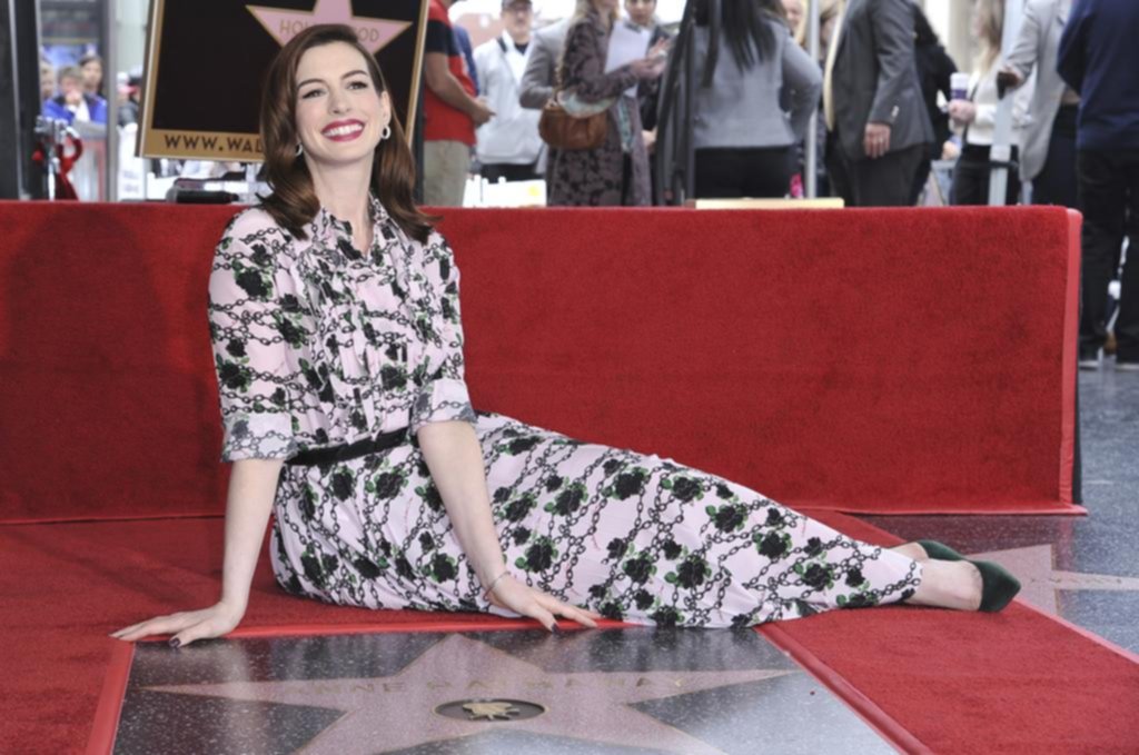 Anne Hathaway recibió su estrella en el Paseo de la fama de Hollywood
