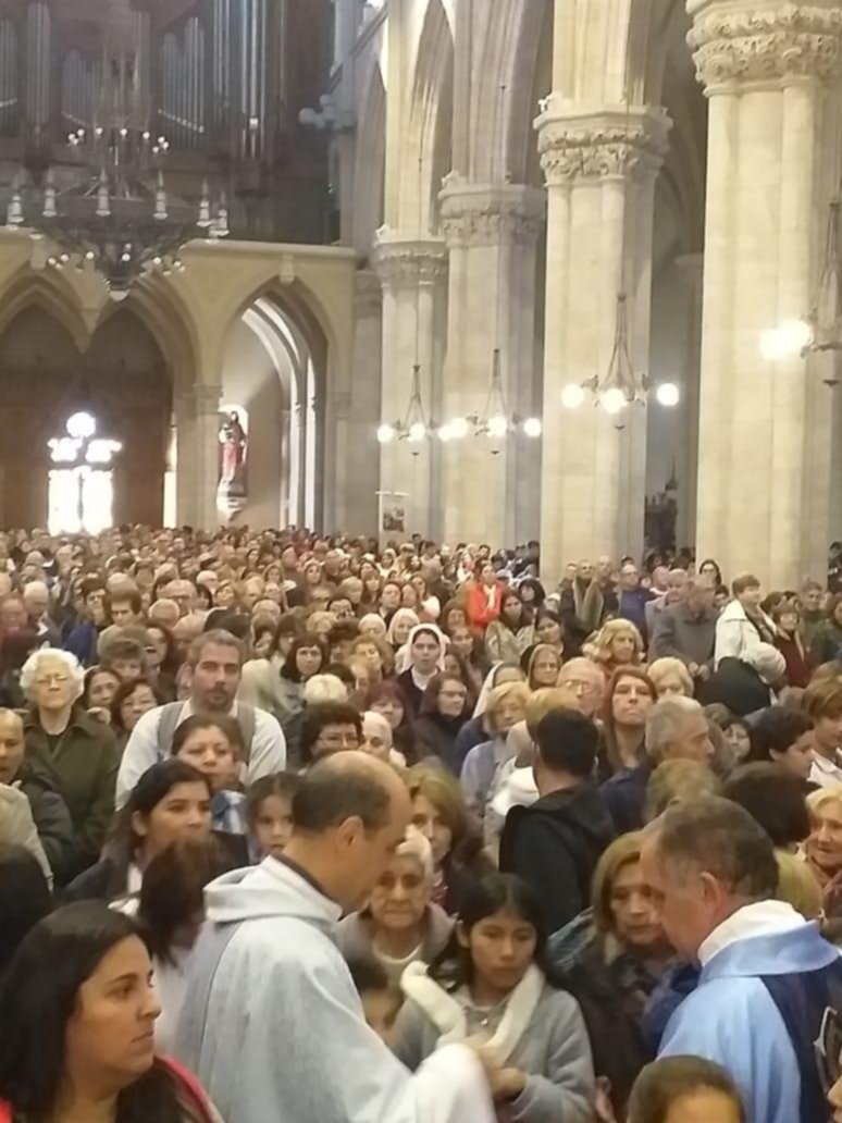Fieles platenses en un masiva y sentida peregrinación a la Basílica de Luján