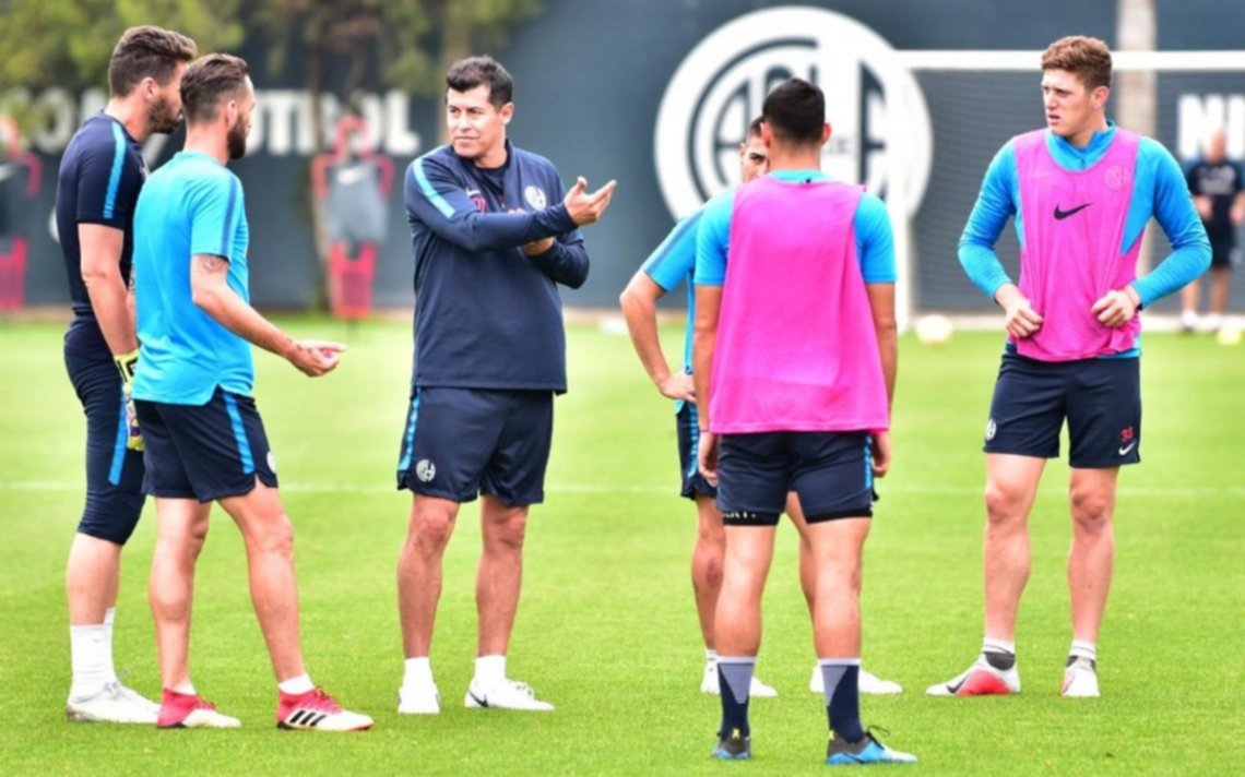Almirón pasó a despedirse del plantel de San Lorenzo