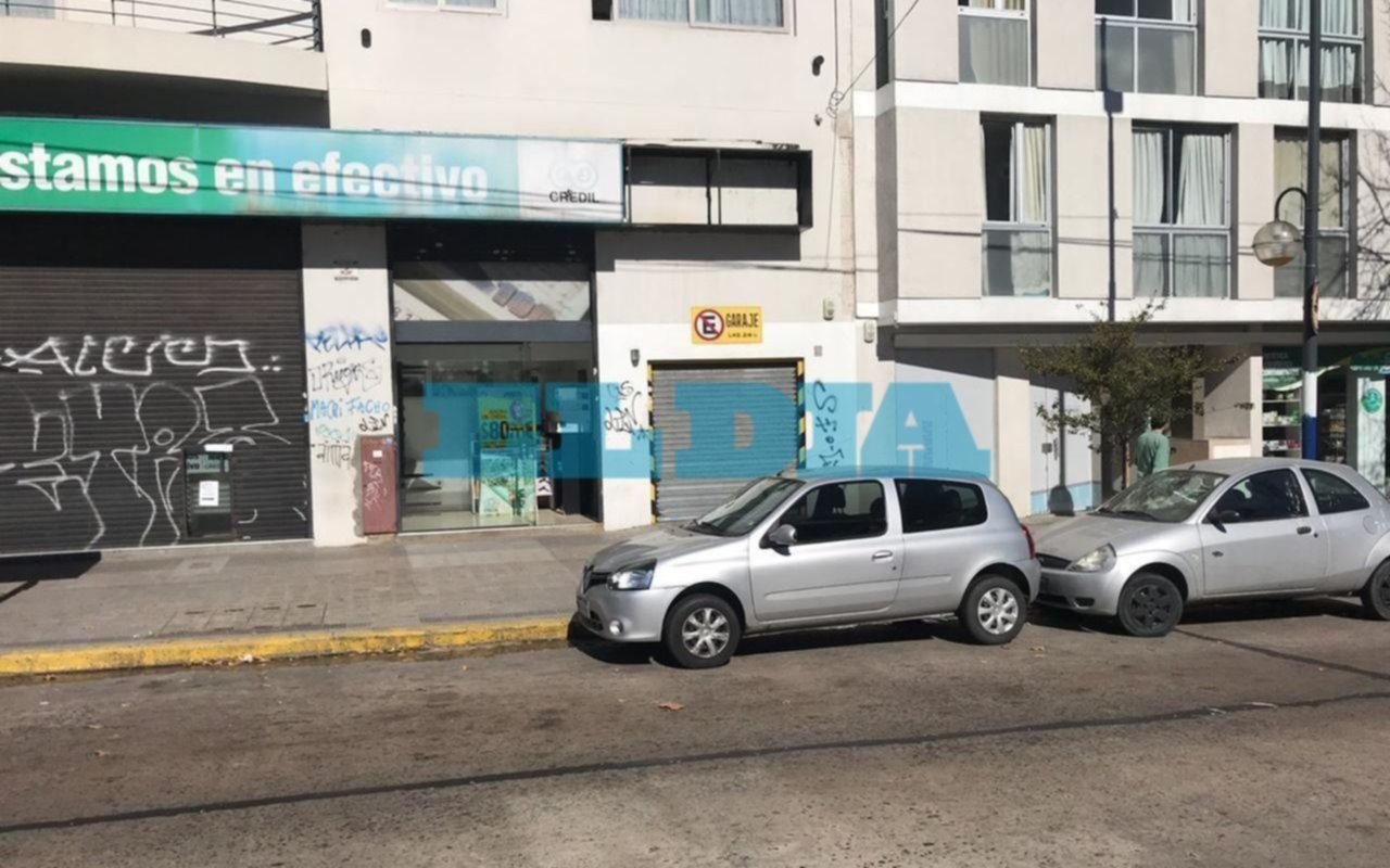 Obstruyen cochera de un edificio de diagonal 79 entre 1 y 2