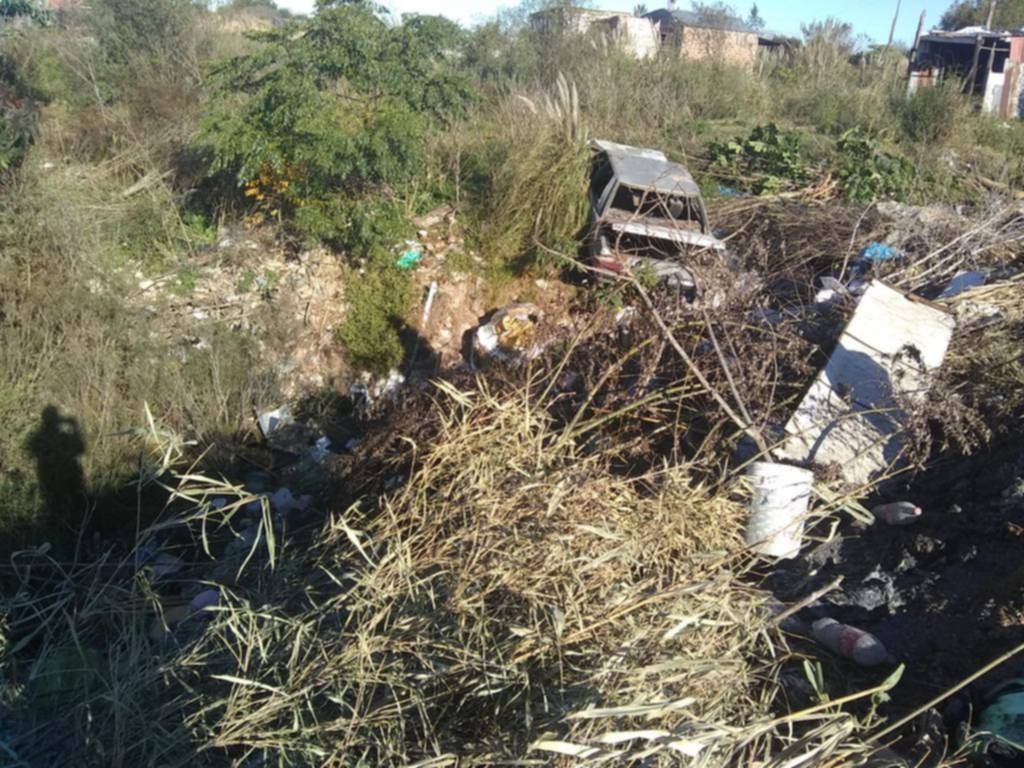 Denuncian que arrojan basura en una cantera